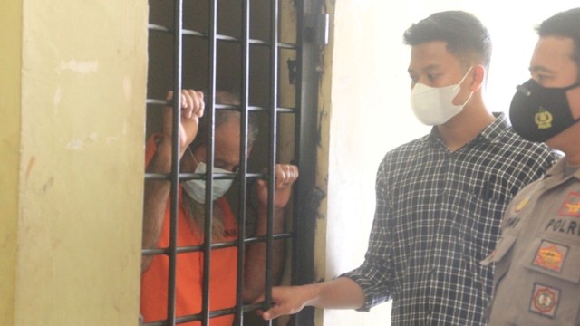 Pelaku pemerkosaan anak tiri di tahanan polisi. Dok. Polres Subulussalam