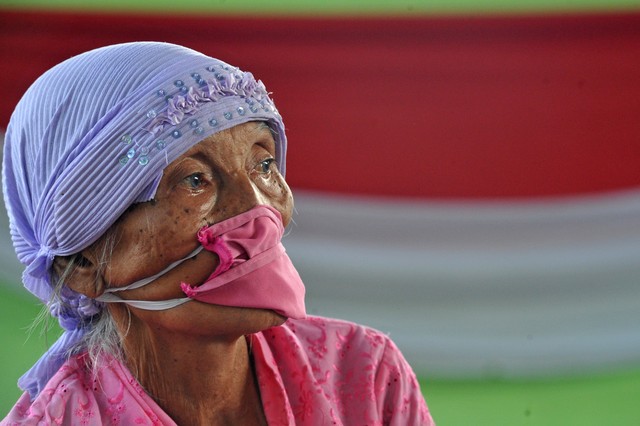 Seorang warga lansia menunggu giliran untuk disuntik vaksin COVID-19 dosis pertama saat Peluncuran Gerakan Serempak Pekan Vaksinasi Massal Lansia se-Provinsi Jambi di Kota Baru, Jambi, Selasa (8/6/2021). Foto: Wahdi Septiawan/ANTARA FOTO
