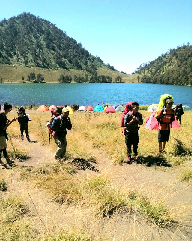 Para pendaki yang sedang berada di Ranu Kumbolo, Gunung Mahameru, Minggu (14/07/2019) Foto : Tatang Ruhiyat. https://www.instagram.com/tangru__/