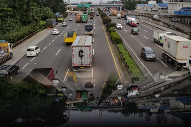 Ruas Tol Jakarta-Merak, Kota Tangerang, Banten, Rabu (29/12/2021). Foto: Fauzan/ANTARA FOTO