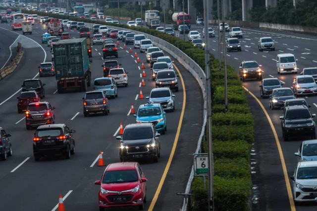 Sejumlah kendaraan melintas di jalur "contra flow" di jalan Tol Jagorawi, Jakarta Timur, Jumat (24/12/2021). Foto: Galih Pradipta/ANTARA FOTO