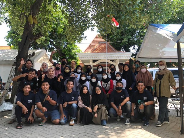 Magangers ECOTON dan Staff ECOTON Pameran Keliling "Brantas XOXO" di Tawangsari Sumber : Dokumen Pribadi