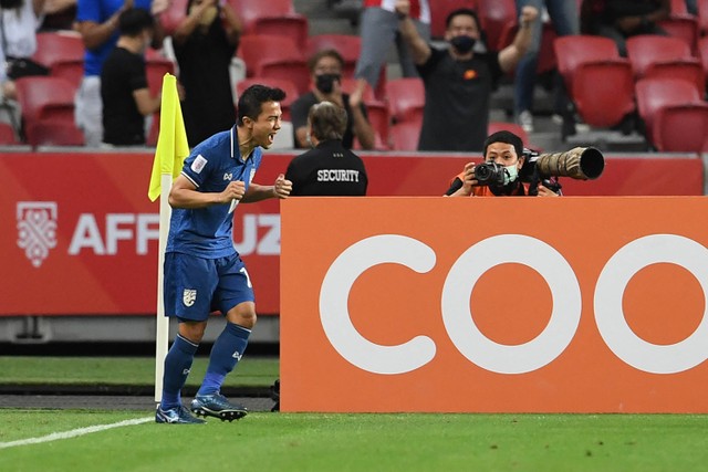 Chanathip Songkrasin dari Thailand melakukan selebrasi usai mencetak gol pada leg pertama pertandingan final AFF Suzuki Cup 2020 antara Indonesia dan Thailand di National Stadium, Singapura, (29/12/2021). Foto: Roslan RAHMAN / AFP
