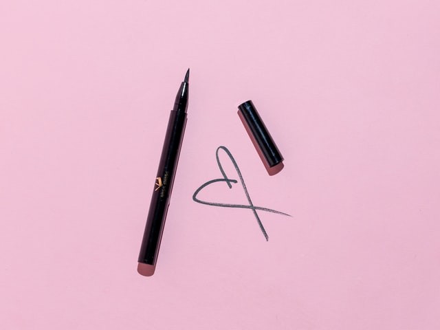 Ilustrasi Eyeliner Waterproof Murah. Foto: Unsplash