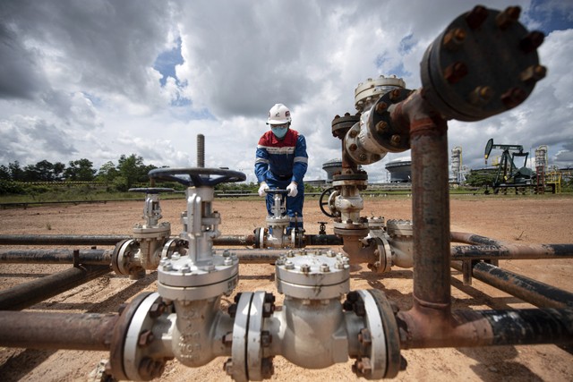 Pekerja PT Pertamina Hulu Rokan (PHR) mengontrol keran pipa produksi yang berasal dari sumur menuju stasiun pengumpul minyak mentah Central Gathering Station (CGS) 10 Field Duri, Blok Rokan, Bengkalis, Riau. Foto: ANTARA FOTO/Nova Wahyudi