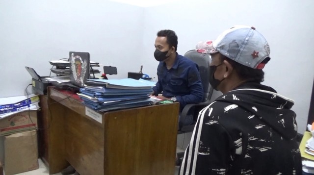 Abdul Rahim (kanan), joki vaksin di Sulsel saat menjalani pemeriksaan di Polres Pinrang, Kamis (30/12). Foto: Dok. Istimewa