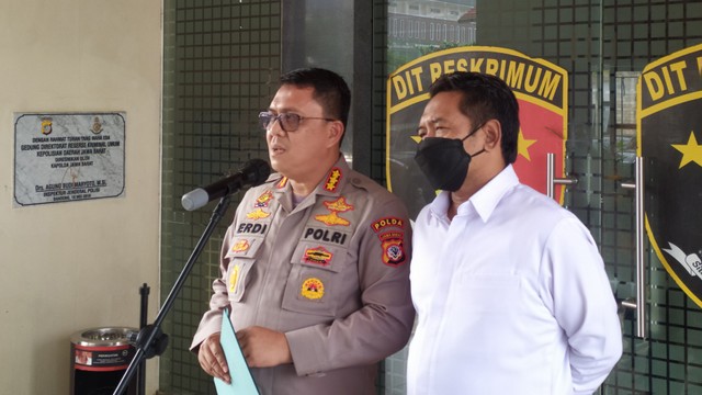 Kabid Humas Polda Jabar Kombes Erdi A. Chaniago memberikan keterangan, maksud dari kedatangan anggota kepolisian ke kediaman Habib Bahar bin Smith. Foto: Rachmadi Rasyad/kumparan