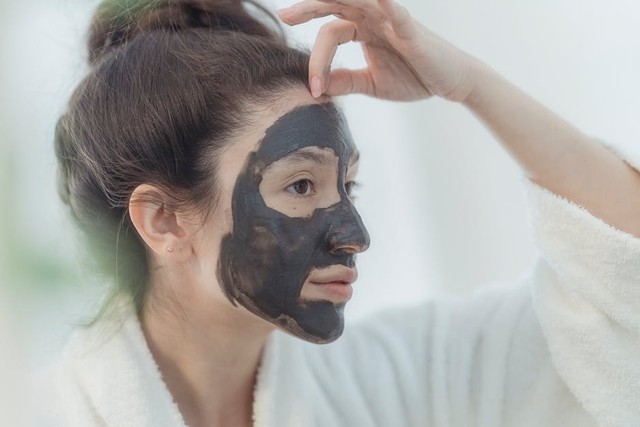 Perawatan kulit wajah sangat dianjurkan untuk menggunakan bahan alami untuk menghindari berbagai masalah kulit lainnya. Foto: Pexels.com