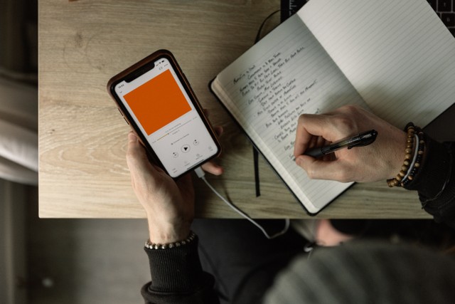 Ilustrasi Membuat Website di HP. Foto: Unsplash