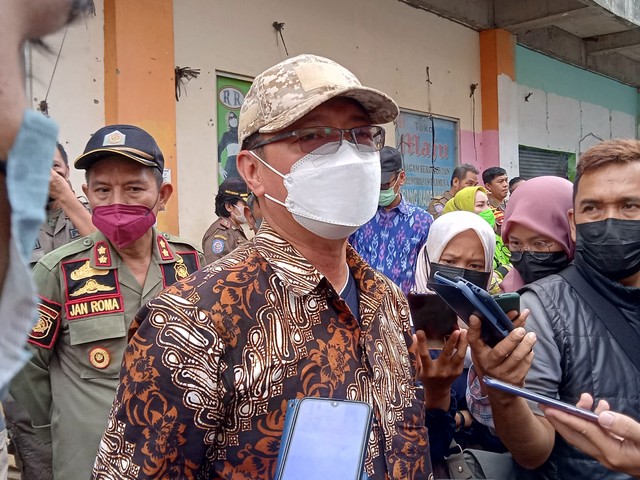 Asisten I Pemkot Bandar Lampung, Sukarma Wiajaya saat diwawancarai terkait penertiban kios PKL, Kamis (30/12)| Foto : Sidik Aryono/ Lampung Geh