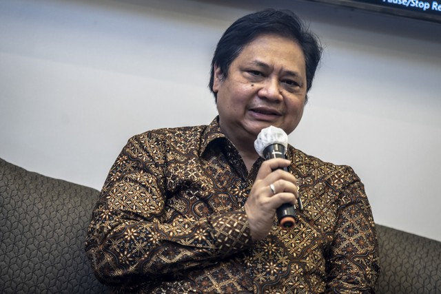 Menko Perekonomian Airlangga Hartarto menyampaikan paparan saat Refleksi Capaian 2021 dan Outlook Ekonomi 2022. Foto: ANTARA FOTO/Muhammad Adimaja