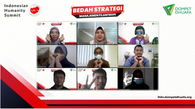 Para peserta dari berbagai lembaga di Indonesia menyaksikan Indonesian Humanity 2021, Pada Jumat, 23/`12). Dok. Dompet Dhuafa