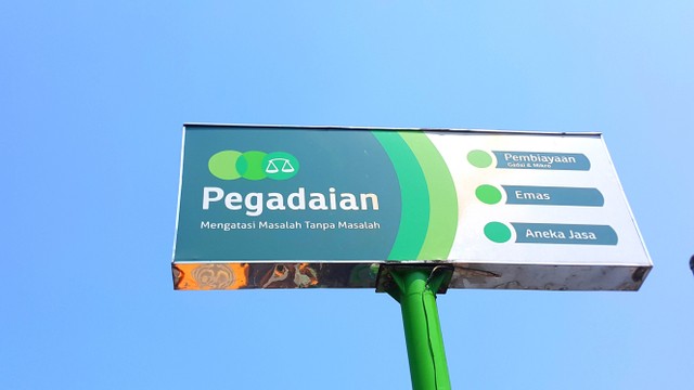 Billboard Pegadaian. Foto: Shutter Stock.