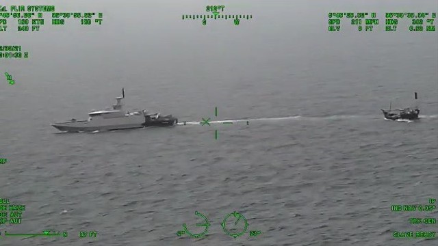 KRI Parang-647 menarik kapal kayu yang membawa pengungsi Rohingya dari laut Bireuen menuju Pelabuhan Krueng Geukueh, Lhokseumawe, Aceh, Kamis (30/12). Foto: Dok. Dispenal