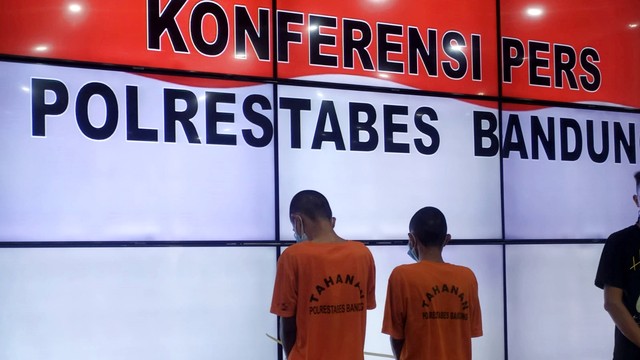 Konferensi pers kasus pemerkosaan pada bocah 14 tahun, di Mapolrestabes Bandung, Jawa Barat, Rabu (29/12). Foto: Rachmadi Rasyad/kumparan