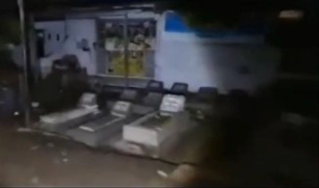 Viral perkampungan dipenuhi puluhan makam. (Foto: TikTok/@aadi_namina).