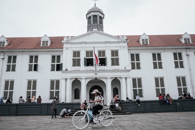 Pengunjung berwisata di Museum Sejarah Jakarta, kompleks Kota Tua, Jakarta. Foto: Jamal Ramadhan/kumparan