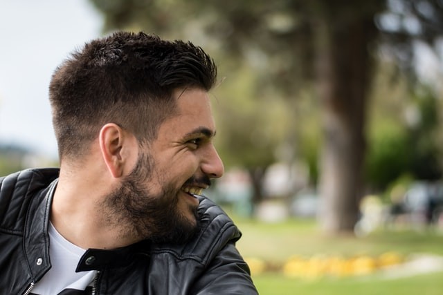 Gaya rambut artis pria di Indonesia yang jadi tren. Sumber: unsplash.com