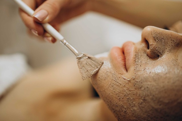 Ilustrasi mengoleskan masker alami untuk menghilangkan jerawat dan komedo. Foto: Pixabay
