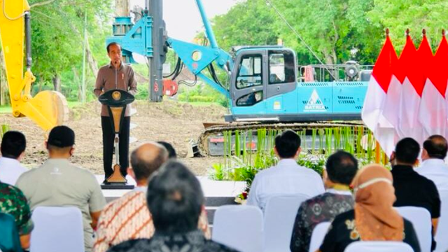 Presiden Joko Widodo melakukan peletakan batu pertama atau groundbreaking Rumah Sakit (RS) Internasional Bali yang terletak di Kawasan Wisata Sanur, Kota Denpasar, Provinsi Bali, pada Senin, 27 Desember 2021. Foto: BPMI Setpres/Laily Rachev
