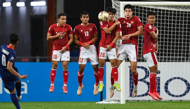 Gelandang Timnas Singapura, Shahdan Sulaiman (Kiri) melakukan tendangan bebas pada pertandingan leg kedua piala AFF 2020. Foto: (AFP/Roslan Rahman)