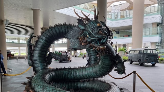 Patung Naga di Yogyakarta Internasional Airport (YIA). Foto: Mustofa B Nahrawardaya