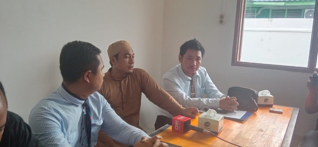 Pelatih Billian KONI Sumut Coki Aritonang yang saat menggelar press conference bersama kuasa hukumnya. Foto: Dok. Istimewa