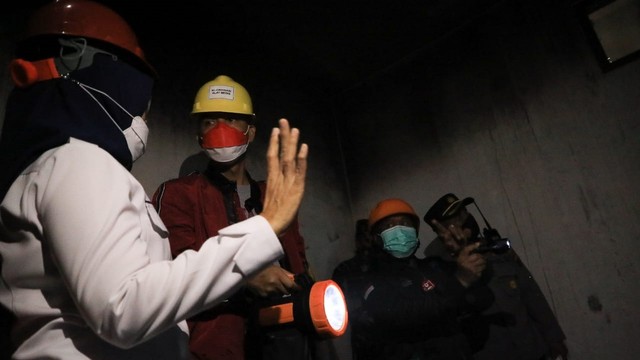 Gubernur Jawa Tengah Ganjar Pranowo saat meninjau lokasi kebakaran di RSUP dr Kariadi. Foto: Humas Pemprov Jateng