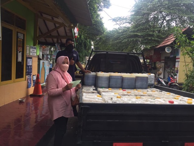 Tong-tong sedekah minyak jelantah yang siap dijemput tim Rumah Sosial Kutub. Foto: Dok. Rumah Sosial Kutub.