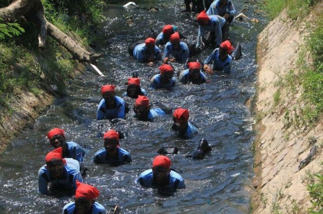Aktivitas pendidikan dasar di SPN Dirgantara Batam, berendam di selokan kotor menjadi kegiatan dalam pembinaan dan melatih karakter siswa. (Foto: ist)