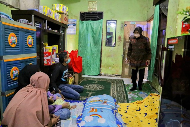 Menteri Sosial Tri Rismaharini mengunjungi anak penderita hidrosefalus, Bayu Ardiansah, di Purwakarta. Foto: Dok Kemensos