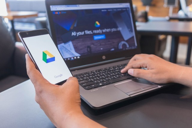 Ilustrasi cara download video Google Drive di laptop dan HP. Foto: Shutter Stock