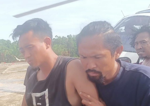 Evakuasi 4 orang penumpang yang selamat dalam kecelakaan helikopter Airfast Indonesia di Boven Digoel. (Dok SAR Merauke)