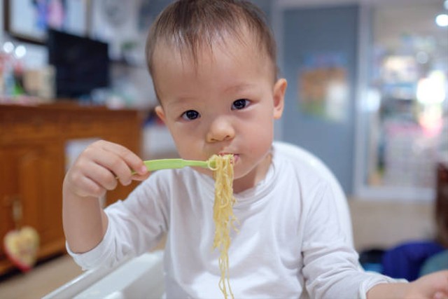 Ilustrasi resep MPASI 1 tahun mie goreng. Foto: Shutterstock