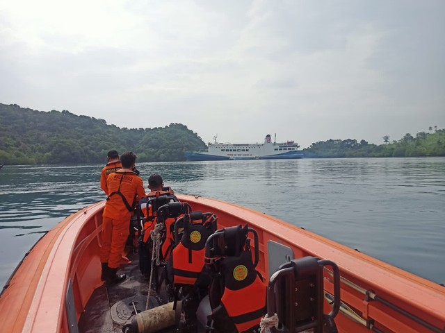 Proses evakuasi KMP Amadea | Foto: ist