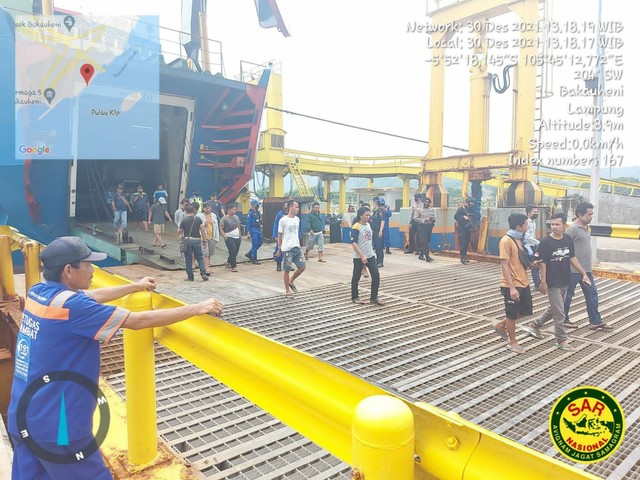 342 Penumpang KMP Amadea Berhasil Dievakuasi Usai Kandas Terbawa Arus di Lampung (1)