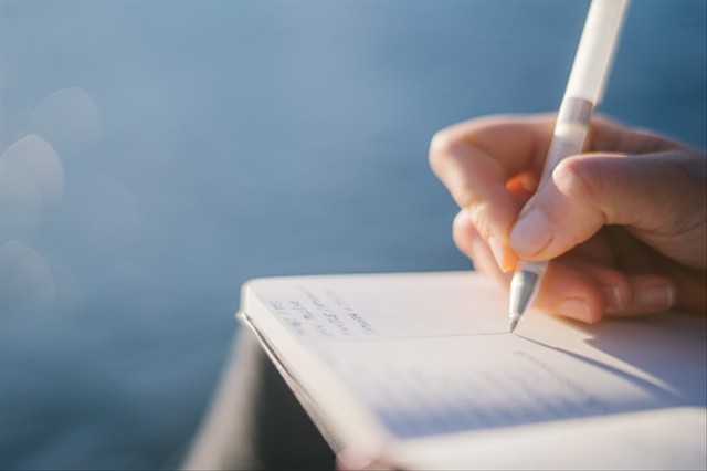 Ilustrasi menyusun daftar pustaka dari artikel sesuai kaidah. Foto. dok. AscentXmedia di Unsplash