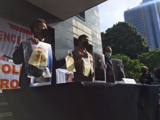 Petugas kepolisian menunjukkan barang Bukti Artis CA, Cassandra Angelie. Foto: Giovanni/kumparan