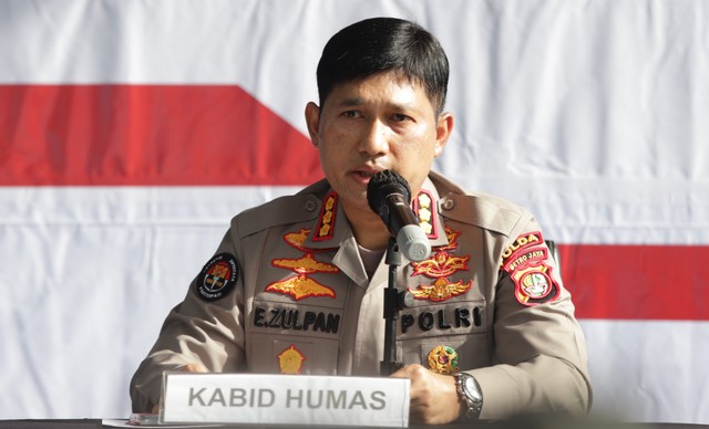 Kabid Humas Polda Metro Jaya, Kombes Pol, Endra Zulpan saat rilis mucikari terkait prostitusi online artis inisial CA di Polda Metro Jaya, Jakarta. Foto: Agus Apriyanto