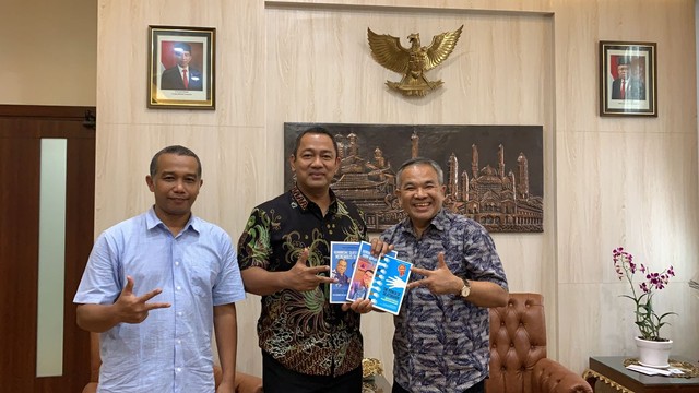 Pakar Komunikasi dan Motivator Nasional Dr Aqua Dwipayana (kanan) memberikan buku "super best seller" Trilogi The Power of Silaturahim kepada Wali Kota Semarang Hendi (tengah) yang didampingi Pemimpin Redaksi Tribun Jateng Erwin Ardian (kiri). Foto: dok