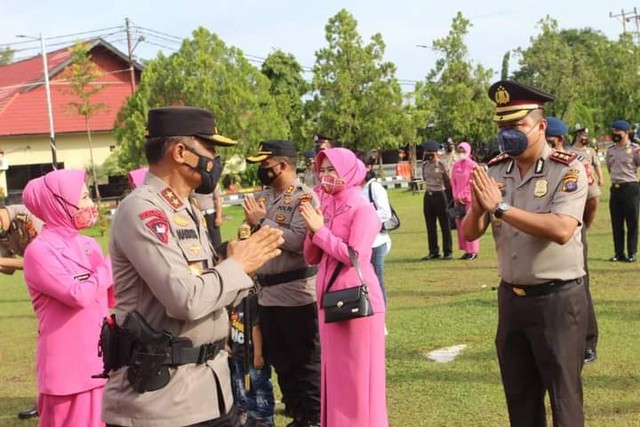 Kapolda Kalteng Irjen Pol Nanang Avianto saat memberikan selamat kepada sejumlah personel yang naik pangkat.
