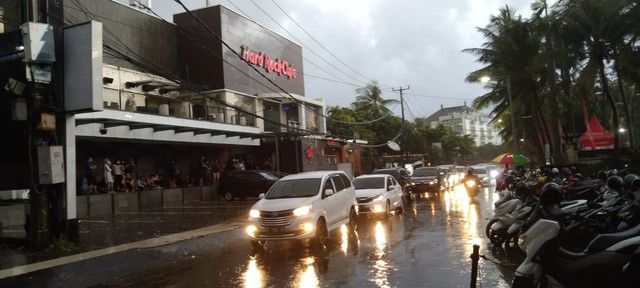 Hujan deras yang mengguyur jalan Pantai Kuta, Bali - KAD