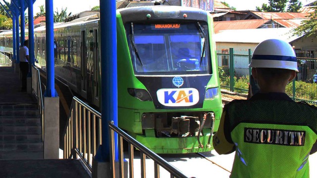 KA Minangkabau Ekspres. Foto: dok Langkan/Kumparan