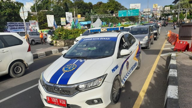 Mobil pengawalan milik Dinas Perhubunhan (Dishub) Kota Bekasi ditilang polisi. Foto: Dok. Istimewa