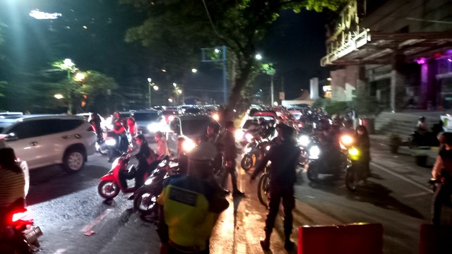 Suasana lalu lintas di Jalan Raden Salah Medan, tampak macet karena adanya penyekatan jalan, Jumat (31/12) malam.
 Foto: Rahmat Utomo/kumparan