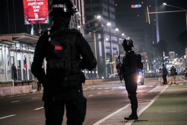 Suasana sepi di kawasan Thamrin, Jakarta, saat Malam Tahun Baru, Jumat (31/12) malam.
 Foto: Jamal Ramadhan/kumparan