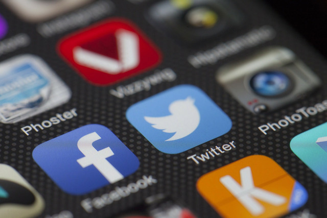Media sosial populer : https://pixabay.com/id/photos/telepon-menampilkan-aplikasi-layar-292994/
