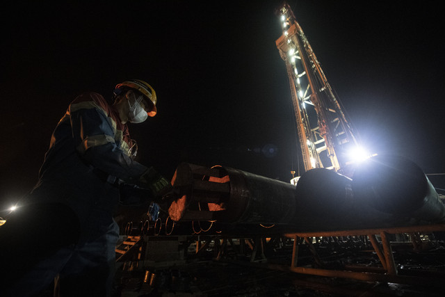 Pekerja Pertamina EP (PEP) Limau Field mengebor Sumur KRG PA-1 menggunakan rig PDSI #32.2/N80UE-E kapasitas 1000HP di Desa Rambang Senuling, Kec Rambang Kapak Tengah, Prabumulih, Sumatera Selatan. Foto: ANTARA FOTO/Nova Wahyudi