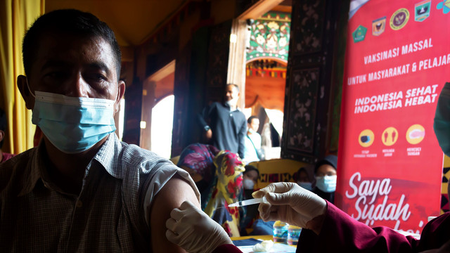 Seorang tengah disuntik vaksin yang diselenggarakan oleh BINDA Sumatera Barat. Foto; dok BINDA