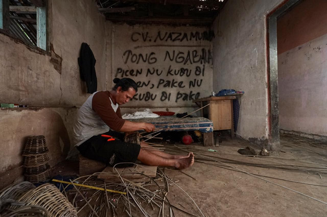 Pengrajin rotan di Desa Leuwilaja, Kecamatan Sindangwangi, Kabupaten Majalengka, Jawa Barat, saat menganyam rotan. (Istimewa)